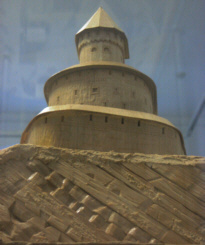 Bergfried vom Halsgraben aus